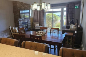 Spacious Condo next to The Blue Mountains w Patio